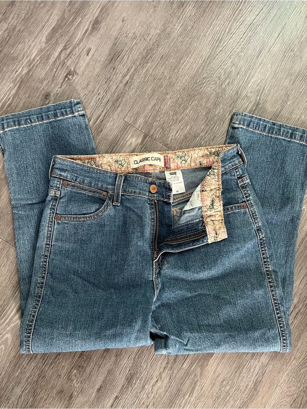 Levis Classic Capri